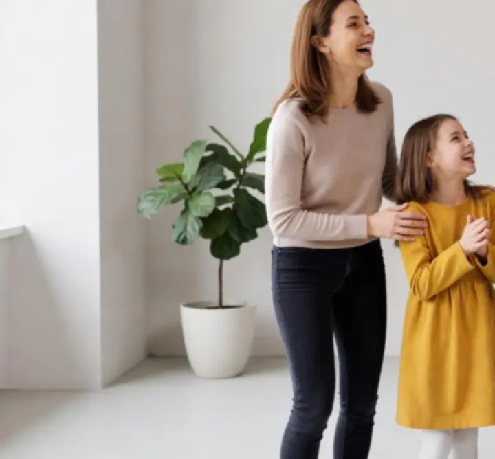 Rodzina uśmiechająca się podczas rodzinnej sesji zdjęciowej